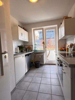 Chice Einbauküche mit Zugang zum Balkon