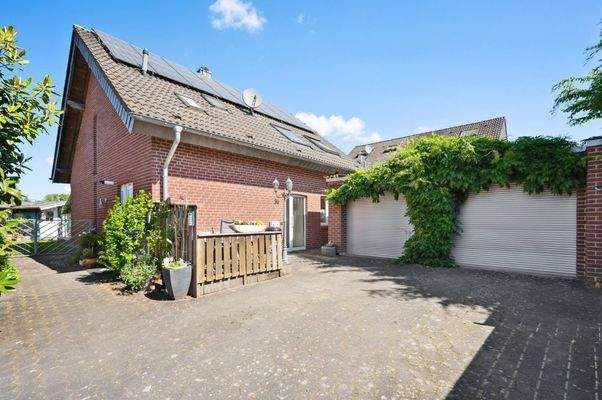 Vorderansicht mit Garage