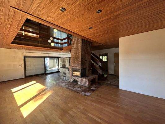 Wohnzimmer mit Kamin und Galerie