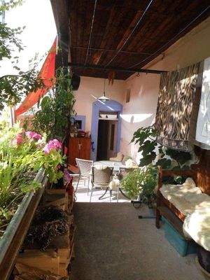 vom Keller zum Hintereingang