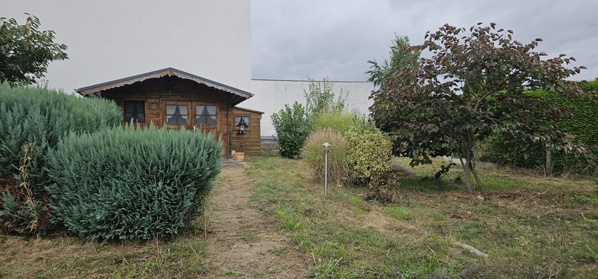 Garten mit Hütte