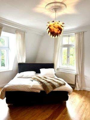 Schlafzimmer mit Parkettfußboden