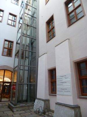 Hinweistafeln im Hof