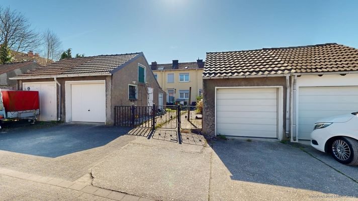 Garage mit Zugang zum Grundstück