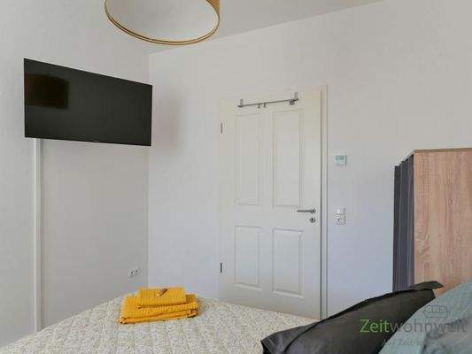 Wand-TV und Kleiderschrank