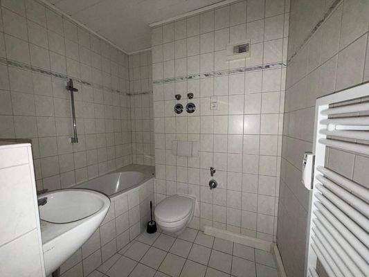 Badezimmer mit Wanne + Handtuchheizkörper