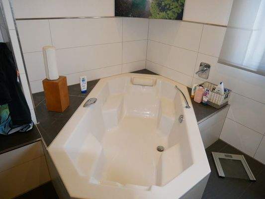 Bad OG mit Wanne und Fenster