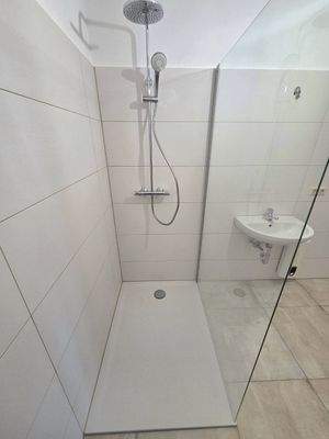 ...mit ebenerdiger Dusche