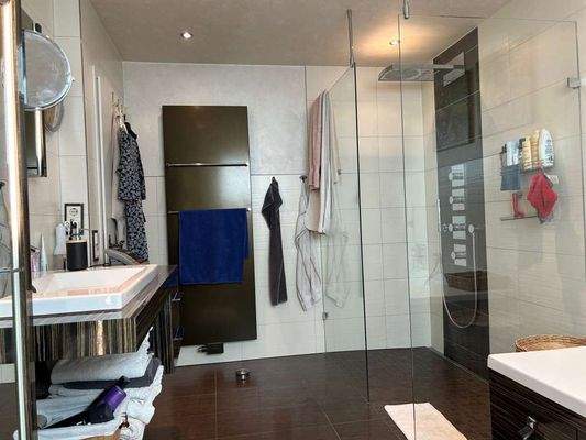 Bad mit Wanne und Dusche