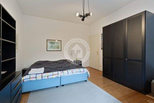 Eine weitere Ansicht des ersten Schlafzimmers im Obergeschoss 