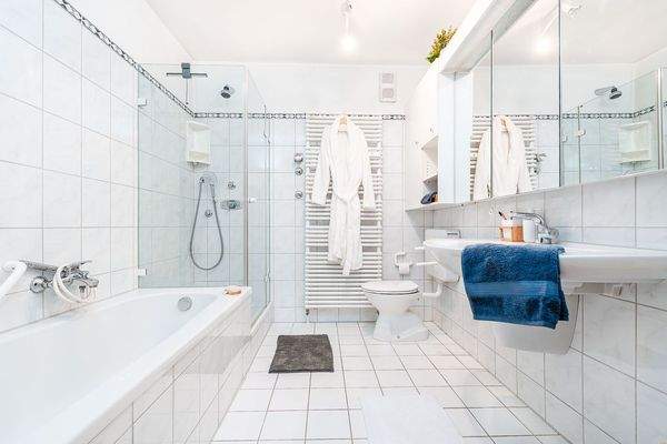 5 Badezimmer mit Badewanne und Dusche