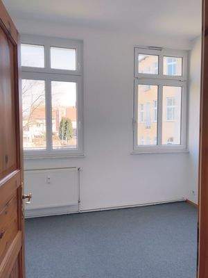 Schlafzimmer mit Platz für Doppelbett und großem Schrank