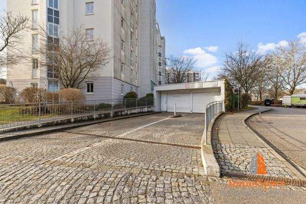 Tiefgaragenzufahrt des Mehrparteienhauses