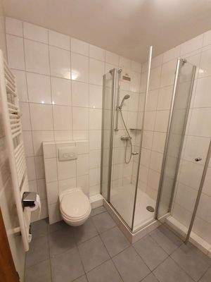 mit Dusche, WC, Waschtisch