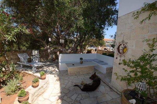 Freistehende Villa mit drei Schlafzimmern und Gästeapartment, Olivenhain und Pool