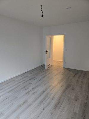 Leeres Zimmer mit Holzboden