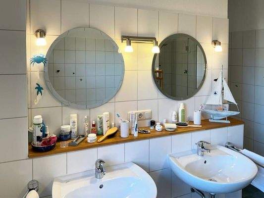 mit doppeltem Waschtisch