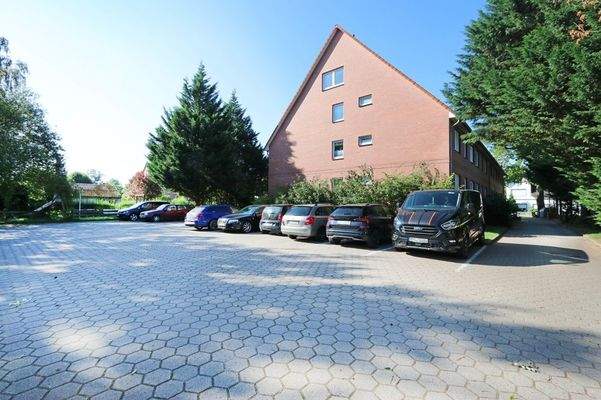 Stellplätze hinter dem Haus