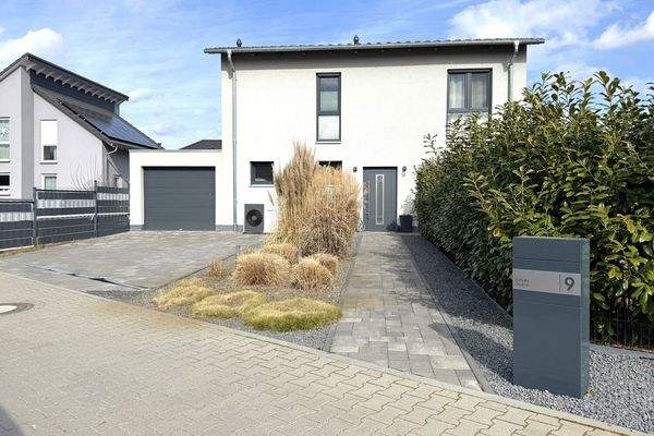 gepflegte Auffahrt mit Garage