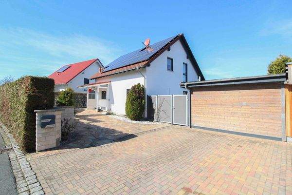 Frontansicht mit Stellplätzen