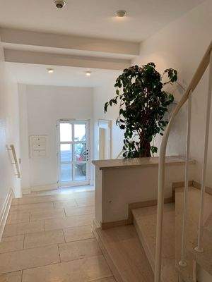 Hauseingang-Treppenhaus
