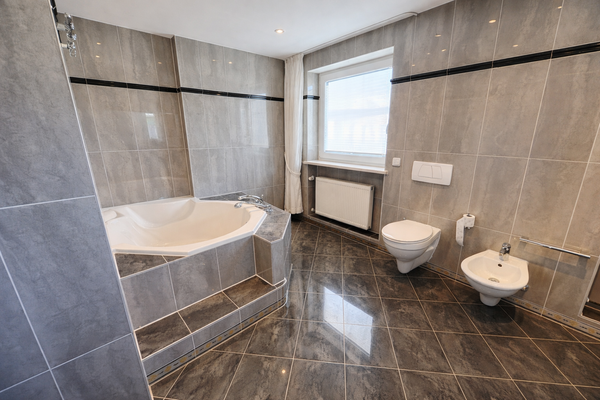 Bad mit Badewanne OG