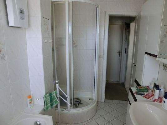 9 Dusche im Bad.JPG