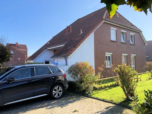 DHH mit Parkplatz am Haus