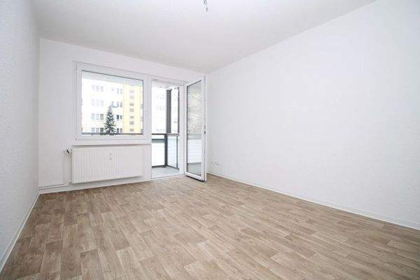 Wohnzimmer mit Balkon