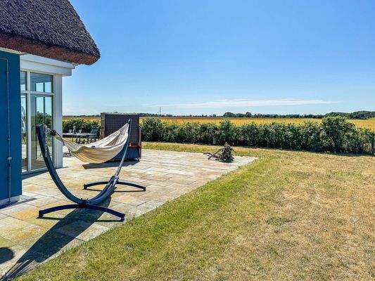 Gartenseite mit Terrasse