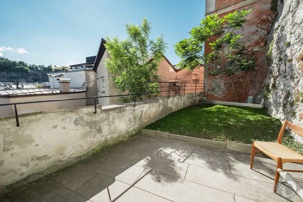 Terrasse mit Weitblick und kleinem Garten