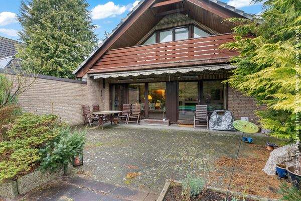 Teilüberdachte Terrasse mit ganztägig Sonne.