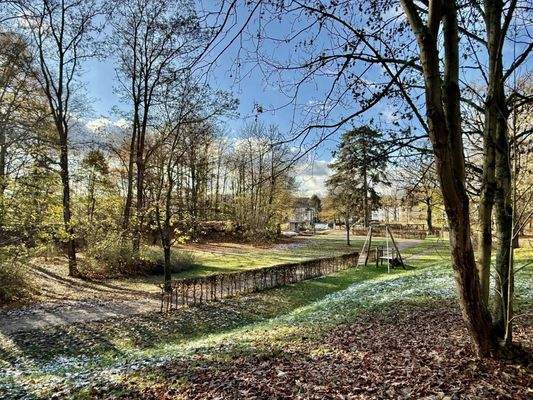 angrenzende „Dunsthöhle“ mit Park