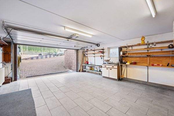 Tiefgarage mit elektrischem Rolltor