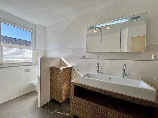 Modernes Tageslichtbad im OG mit hochwertigen Badm