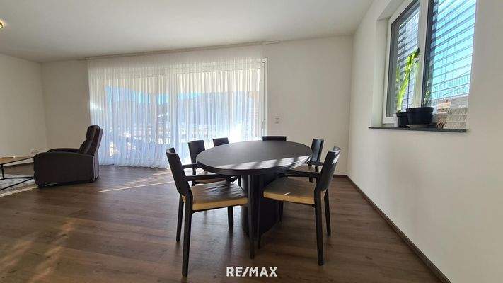 Esszimmer mit Zugang zur Terrasse