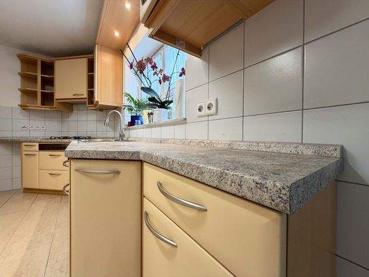 EG: Die ALNO-Einbauküche ist mit praktischen Arbeitsflächen ausgestattet