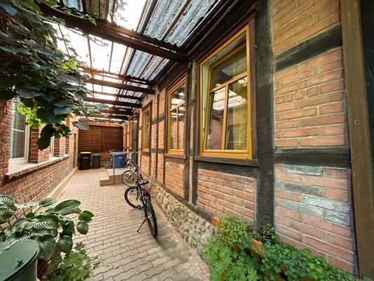 überdachter Zugang zum Nebenhaus - Burgstr. 16.jpg