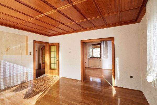 Wohnen mit Durchgang zum Essen 