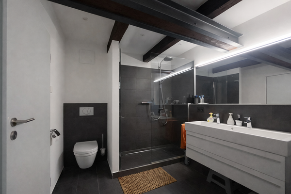 Badezimmer mit Dusche