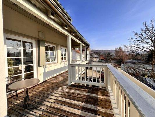 Großer Balkon vor dem Wohnzimmer