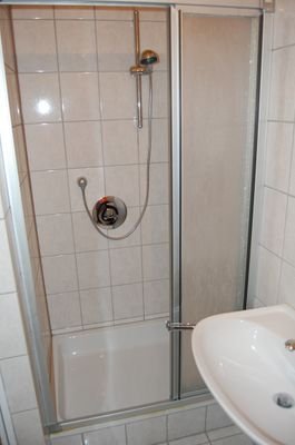 Bad mit WC und Dusche, Bild 2