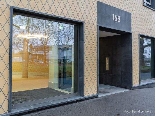 Gelb gefließter Hauseingangsbereich, Mietobjekt Bonner Str. 168, Raderberg