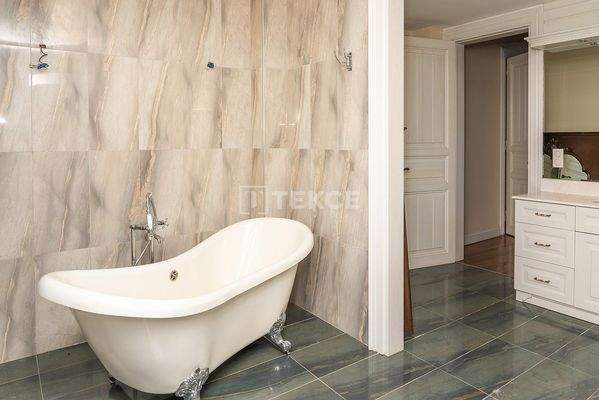 House with Detached Garden Close to Caddebostan Coast in Kadıköy