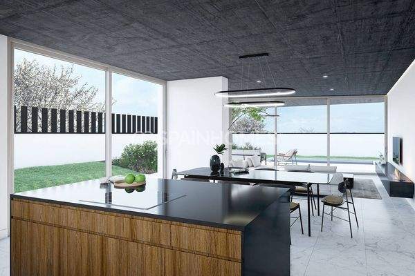 Townhouses in a Complex with Pool and Garden in Cambrils