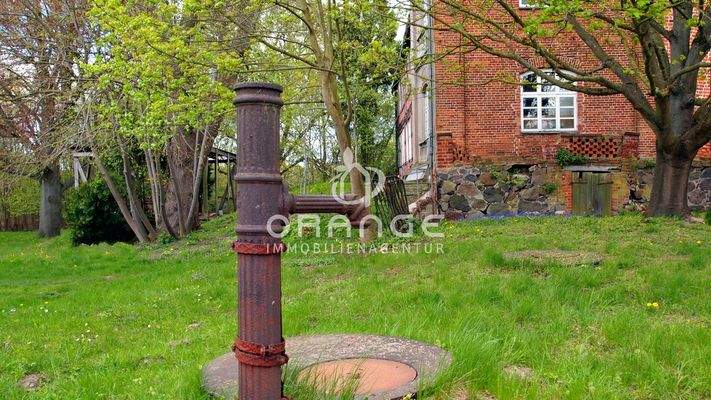 Wasserpumpe im vorderen Bereich des Grundstücks (straßenseitig)