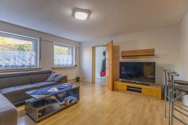 Wohnzimmer mit halb offener Küche und Tresen