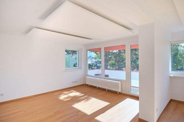 Wohnzimmer mit Balkon