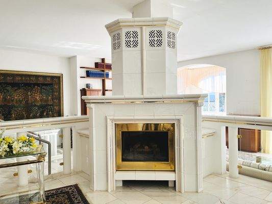 Blickfang im Wohn- und Essbereich... die Kaminanlage mit edler Mamorverkleidung