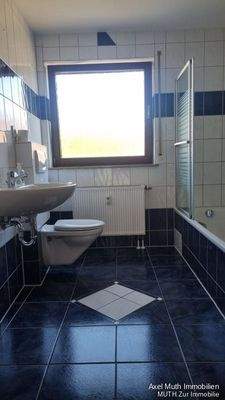 Lichtdurchflutetes Bad